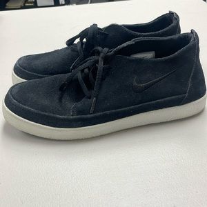 Men’s Nike Mid black suede 6.0 vintage deadstock.